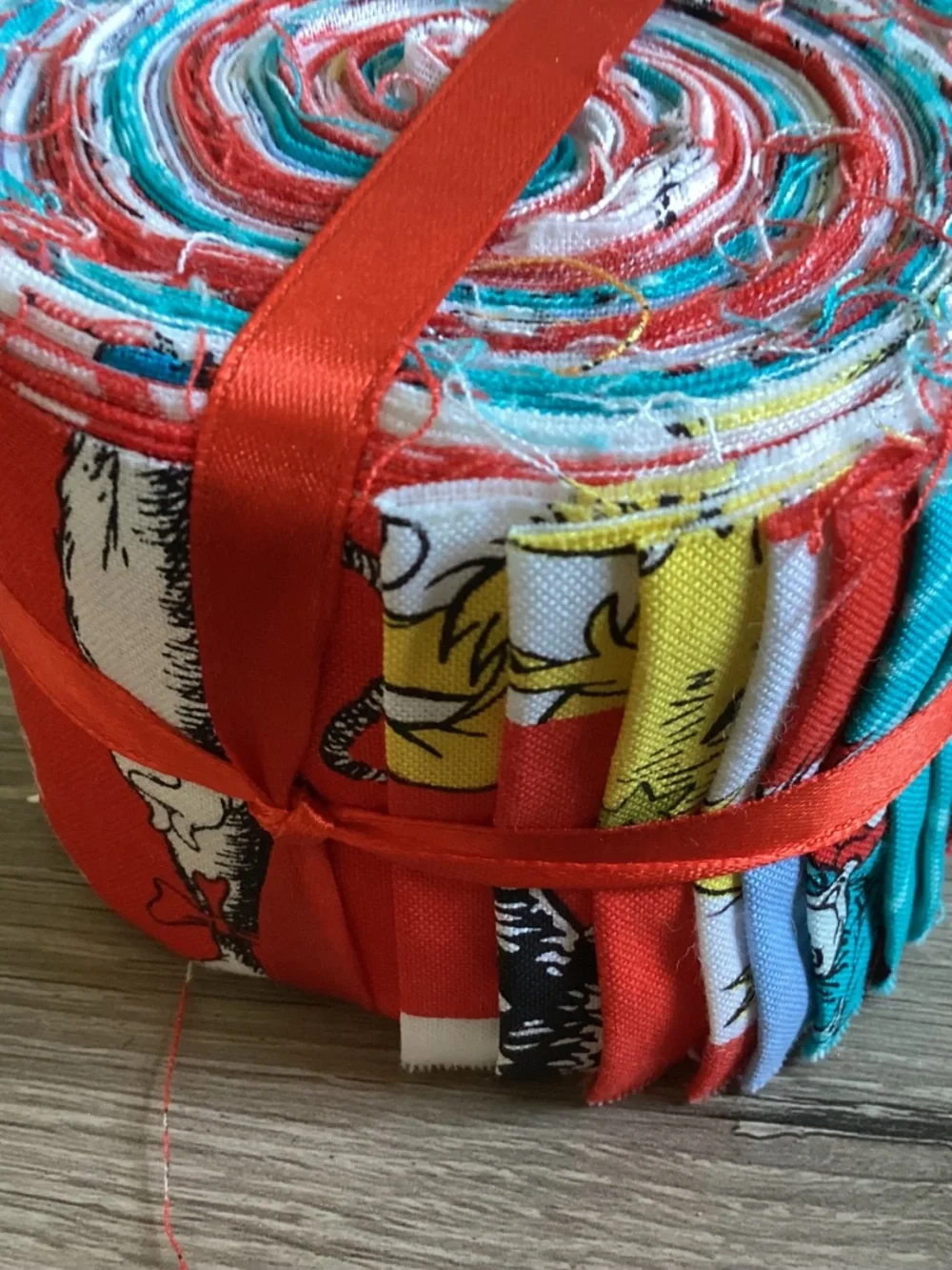 Robert Kaufman Dr. Seuss 20pc half-roll Quilting Cotton Fabric Sampler Jellyroll